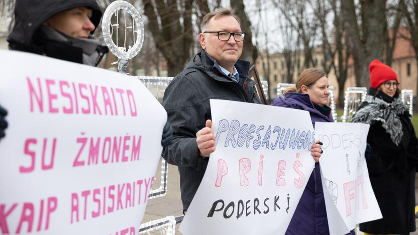 Protestas: A. Gelžinis prie prezidentūros piktinosi, kad Aplinkos ministras nepagrįstai atleido darbuotoją.