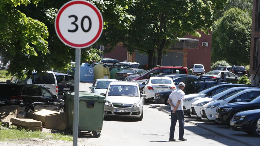 Aklavietė: dėl remonto automobilių aikštelėse sumažėjo vietų, tad gyventojai priversti mašinas palikti ant šaligatvių, tačiau tuomet sulaukia baudų.