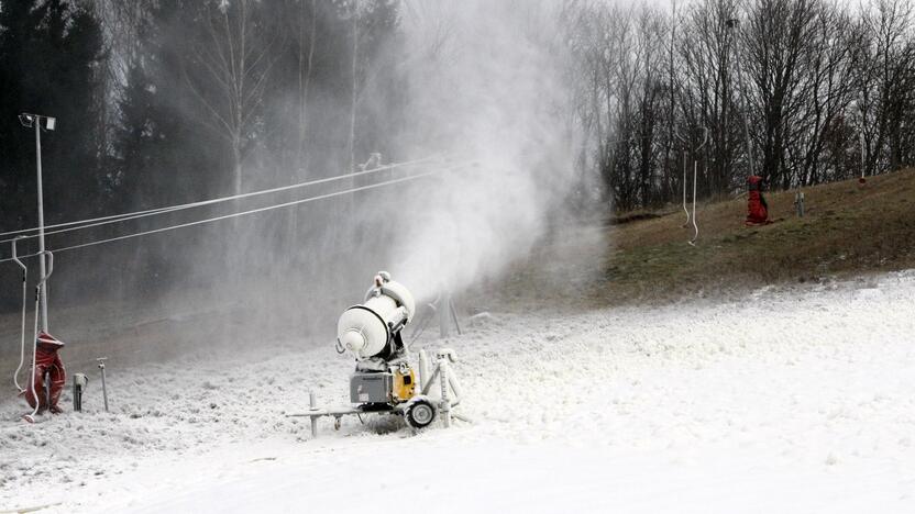 Laukimas: Klaipėdos rajone Lapių bendruomenės iniciatyva prižiūrima slidinėjimo trasa dar tuščia, laukiama minusinės temperatūros.