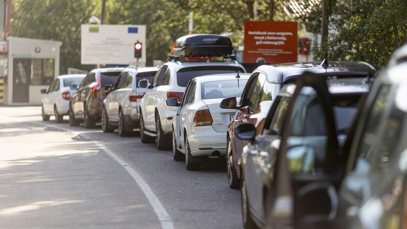 Gabena: nors ES Baltarusijai įvedė sankcijas dėl bankinių pavedimų, baltarusiai automobilius be vargo Lietuvoje perka už grynuosius. 