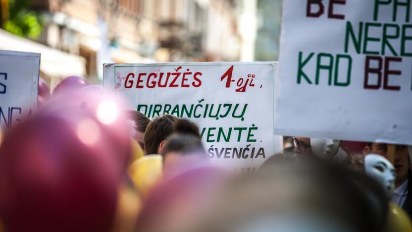 Ginčai: daugybę metų ginčijamasi, ar gegužės 1-oji, sovietų vadinta Darbo žmonių solidarumo švente, ir toliau turėtų būti laisvadienis.