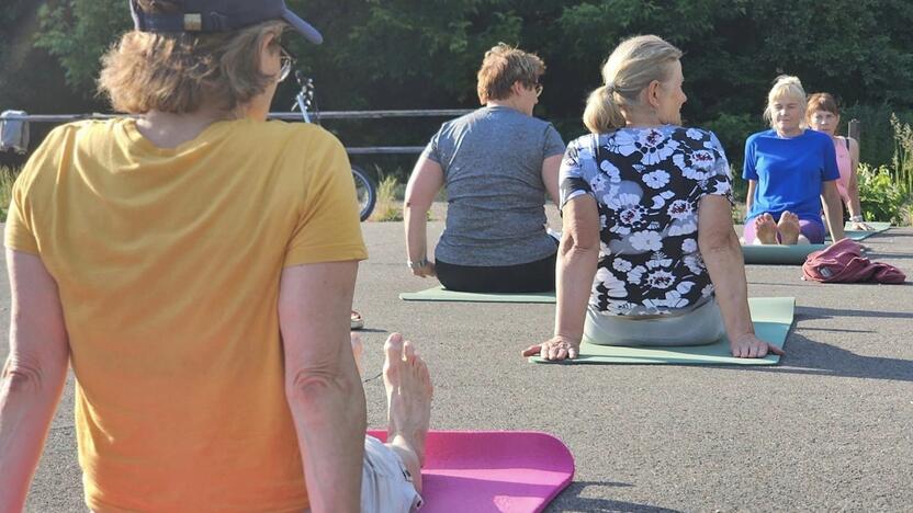 Pasirūpina: į treniruotes žmonės atsineša savo sporto kilimėlius.