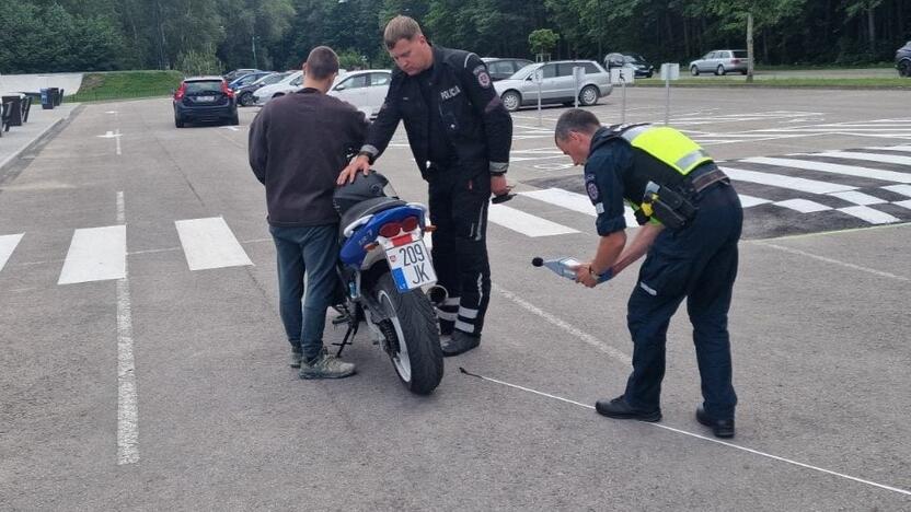 Išmatavo: Palangos gatvėmis laigantys motociklai ir mopedai senokai erzina gyventojus ir kurorto svečius, todėl policija ėmėsi tramdyti triukšmautojus.