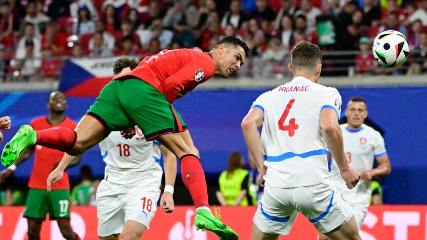 Neprilygstamasis: Čekijos futbolininkai ir strategai įsitikino, kad 39-erių C. Ronaldo (raudonos spalvos marškinėliai) vis dar didelė Portugalijos rinktinės jėga.