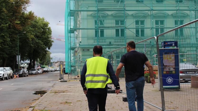 Veiksmas: Atgimimo aikštėje netrukus prasidės darbai, nuo pirmadienio čia zuja darbininkai.