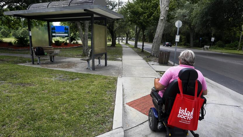 ES reglamente reikalaujama, kad asmenys su judėjimo negalia į pasirinkto autobuso stotelę atvyktų prieš pusvalandį, jei nesusitarta kitaip, ar net visa valanda anksčiau.