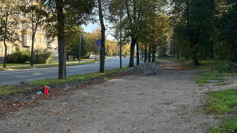 Sustabdė: remontuojamo šaligatvio darbai šiuo metu nevyksta dėl lietaus nuotekų tinklų įrengimo.