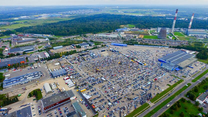 Erdvės: net ir sumažėjus teritorijai, Kauno turgus – viena didžiausių transporto priemonių prekybos aikštelių Lietuvoje