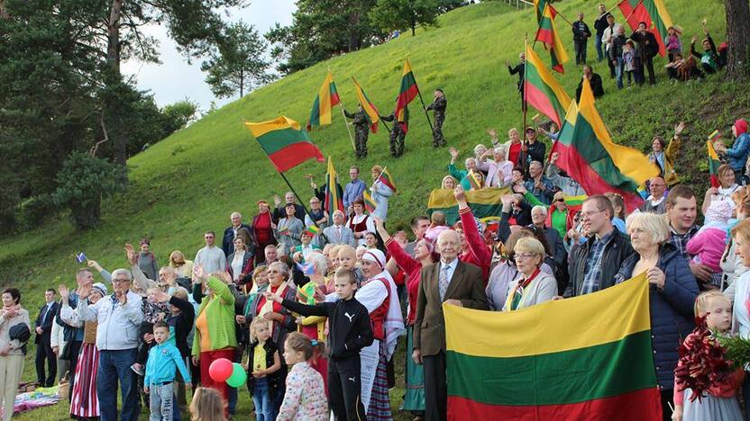 Tradicija: Domeikavos bendruomenė Tautinę giesmę gieda ant Lentainių piliakalnio.