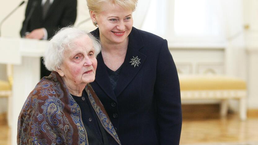 M. Matušakaitė ir D. Grybauskaitė įteikus 2009 metų Lietuvos nacionalinę kultūros ir meno premiją. 