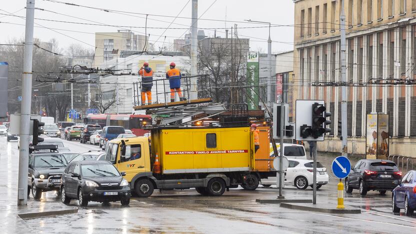 Sostinės Kauno gatvėje nukrito kranas