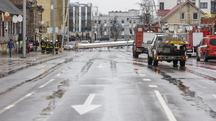 Sostinės Kauno gatvėje nukrito kranas