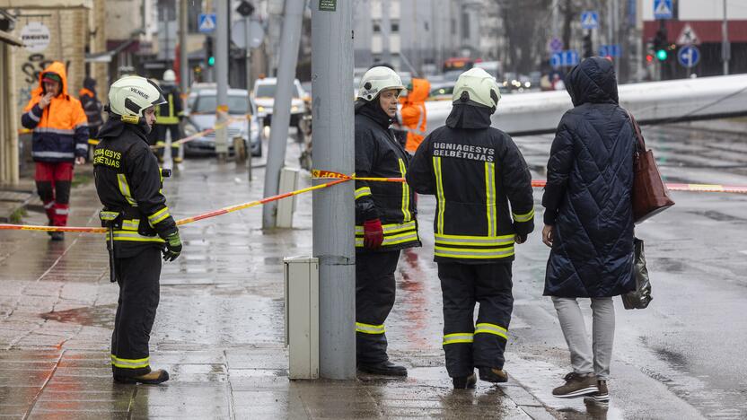 Sostinės Kauno gatvėje nukrito kranas