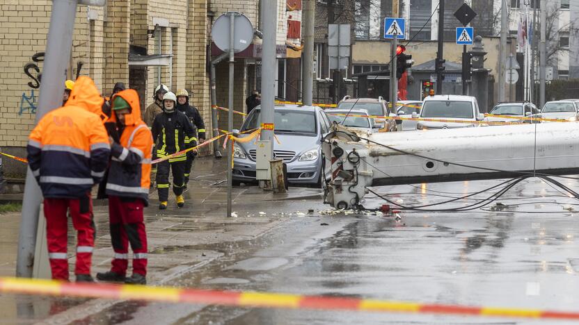 Sostinės Kauno gatvėje nukrito kranas