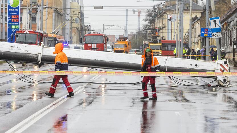 Sostinės Kauno gatvėje nukrito kranas