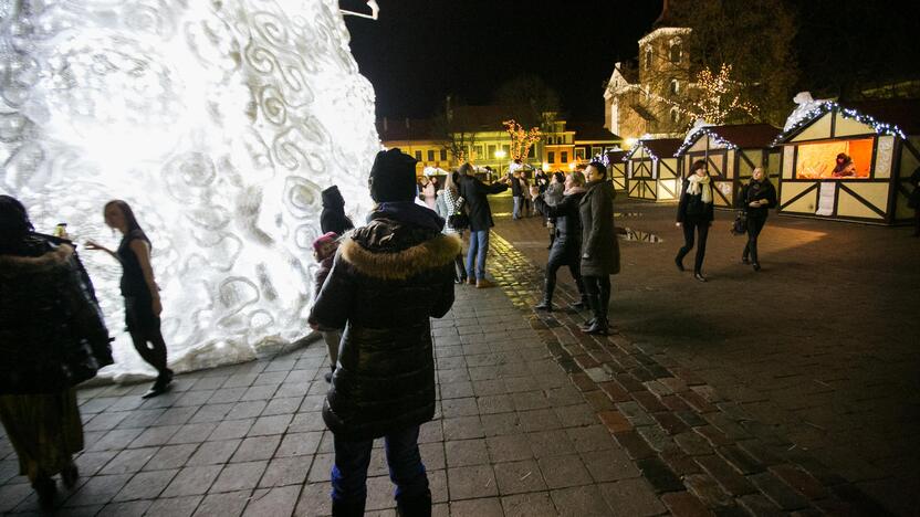 Kauniečiai apžiūrinėja Rotušės aikštės eglutę