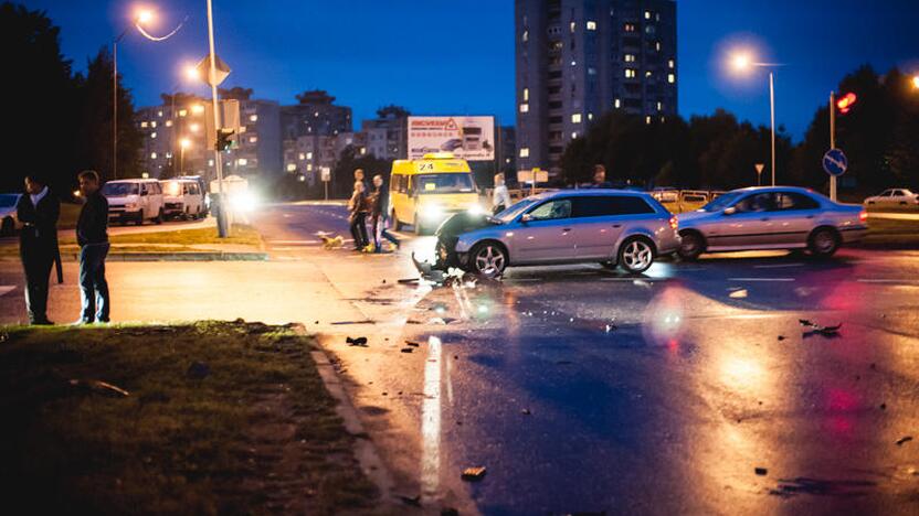 Šilainiuose per avariją nuverstas šviesoforas