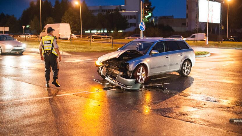 Šilainiuose per avariją nuverstas šviesoforas