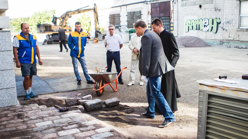 Prie Prisikėlimo bažnyčios pradėtas kloti grindinys