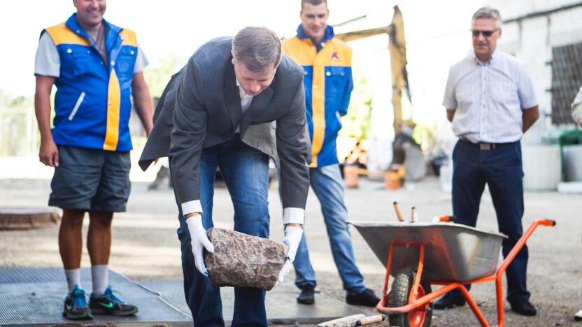 Prie Prisikėlimo bažnyčios pradėtas kloti grindinys