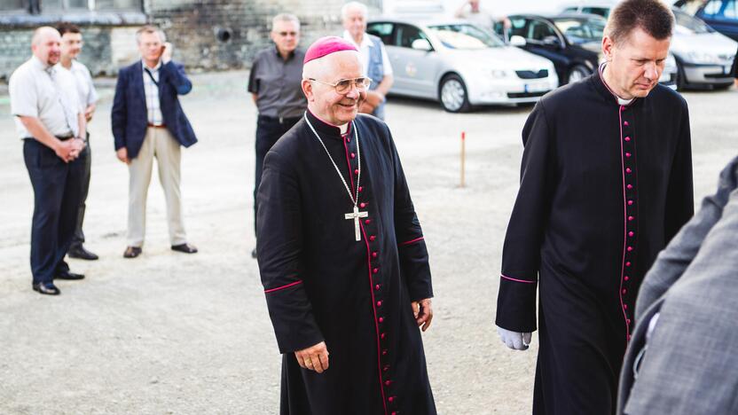 Prie Prisikėlimo bažnyčios pradėtas kloti grindinys