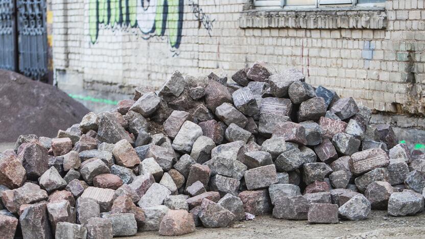 Prie Prisikėlimo bažnyčios pradėtas kloti grindinys