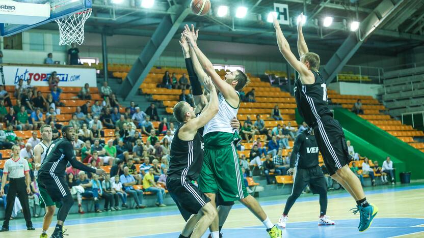 "Žalgiris" S.Butauto taurės finale po dramatiškos kovos nusileido VEF komandai 