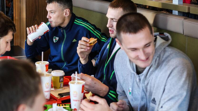 Žalgiriečiai greito maisto restorane McDonald's