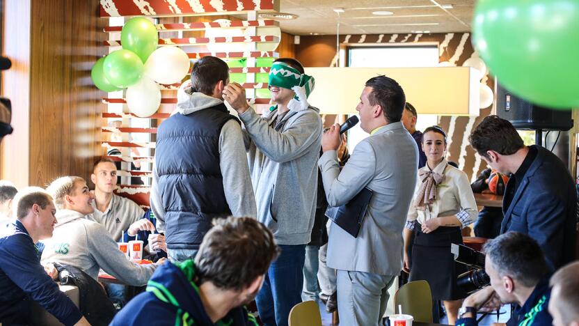 Žalgiriečiai greito maisto restorane McDonald's