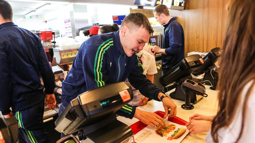 Žalgiriečiai greito maisto restorane McDonald's