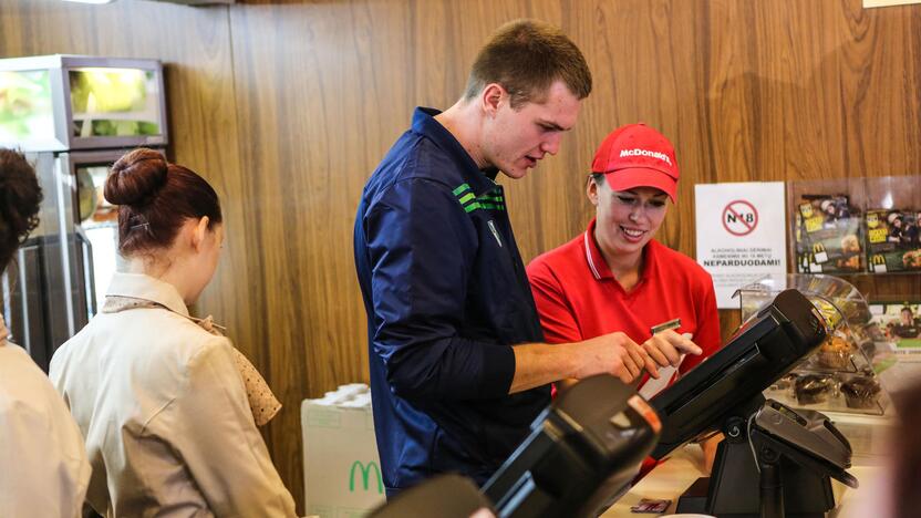 Žalgiriečiai greito maisto restorane McDonald's