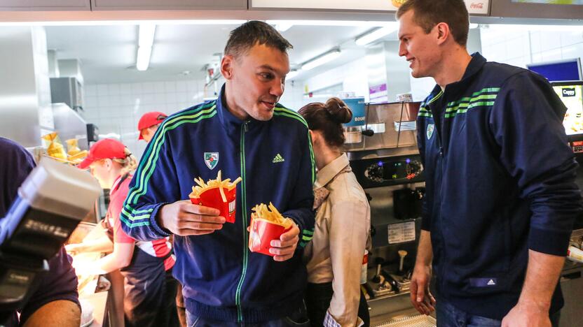 Žalgiriečiai greito maisto restorane McDonald's