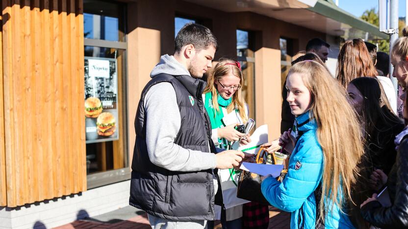 Žalgiriečiai greito maisto restorane McDonald's