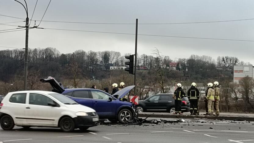 Karaliaus Mindaugo prospekte – „Audi“ ir „Nissan“ avarija