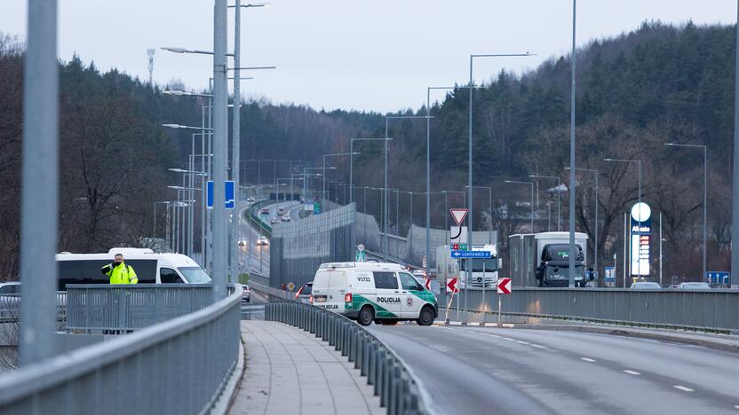 Į upę ties Grigiškėmis įlėkė automobilis