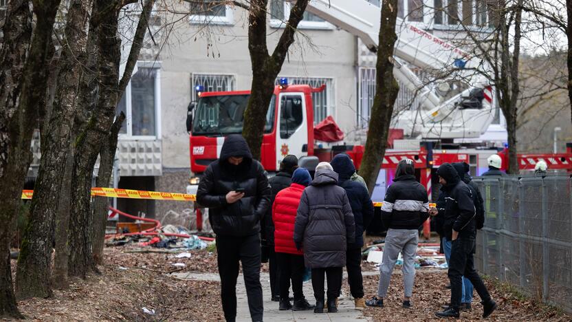 Keturis butus Viršuliškių daugiabutyje surijo liepsnos