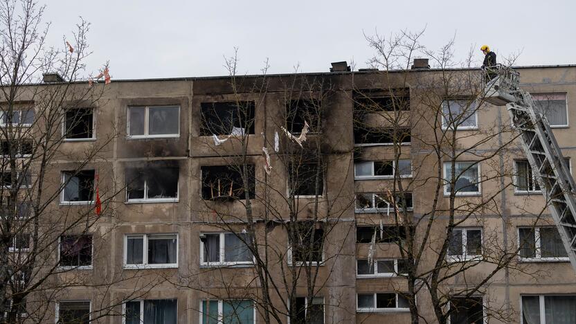 Keturis butus Viršuliškių daugiabutyje surijo liepsnos