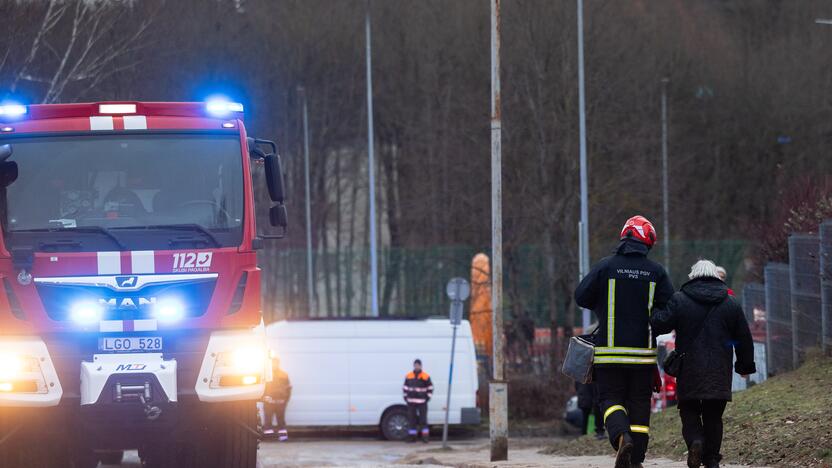 Keturis butus Viršuliškių daugiabutyje surijo liepsnos