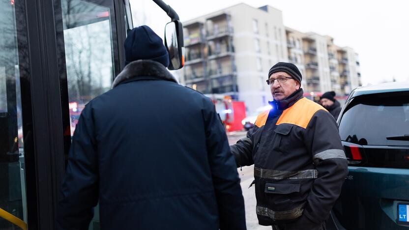 Keturis butus Viršuliškių daugiabutyje surijo liepsnos