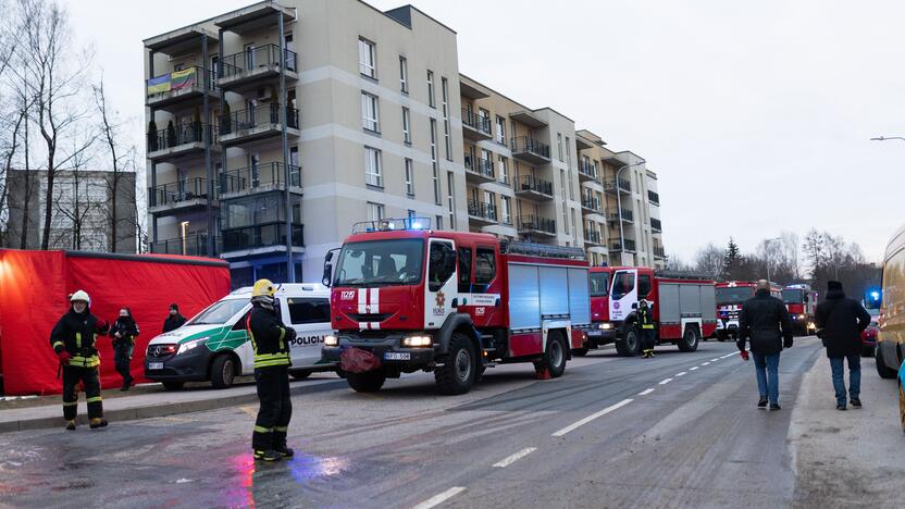 Keturis butus Viršuliškių daugiabutyje surijo liepsnos