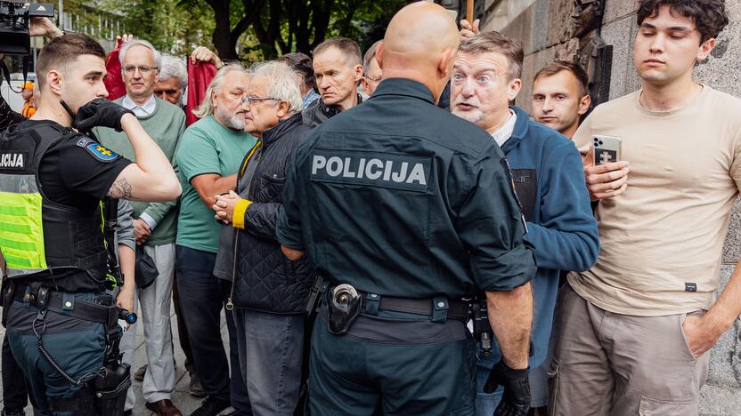 Vilniuje nuimta be leidimo pakabinta atminimo lenta K. Škirpai