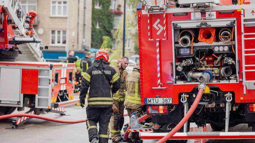 Vilniaus Trimitų gatvėje degė butas