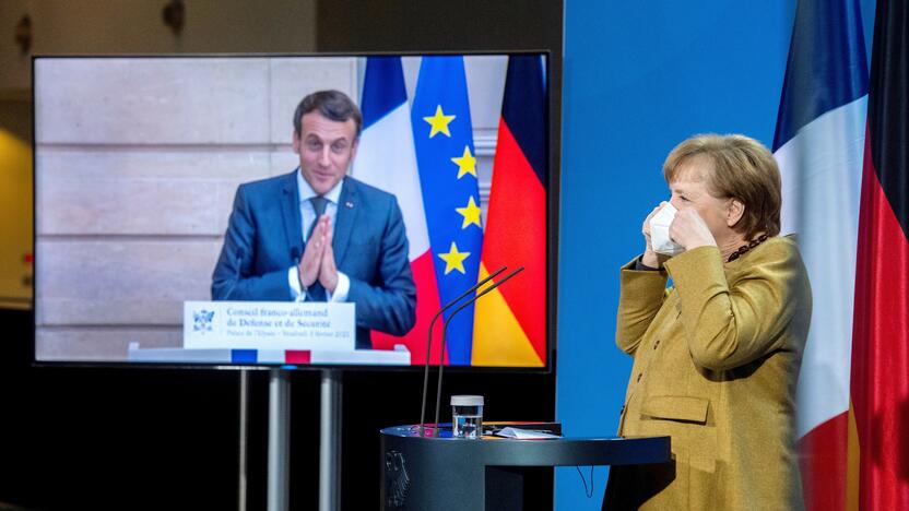 Emmanuelis Macronas (kairėje), Angela Merkel (dešinėje)