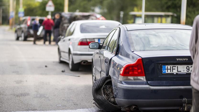 Vilniuje – girta moteris rėžėsi į šešis automobilius