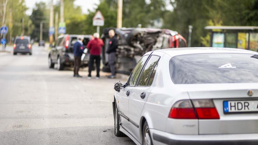 Vilniuje – girta moteris rėžėsi į šešis automobilius