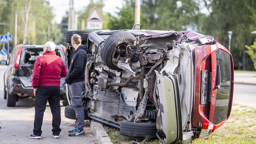 Vilniuje – girta moteris rėžėsi į šešis automobilius