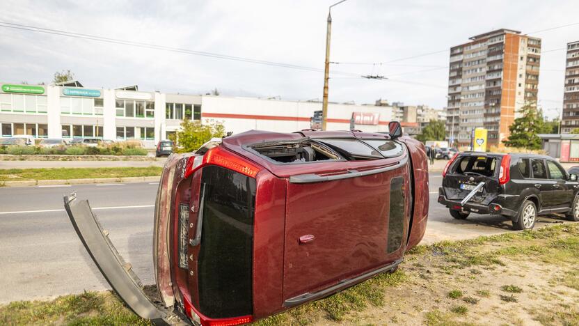 Vilniuje – girta moteris rėžėsi į šešis automobilius