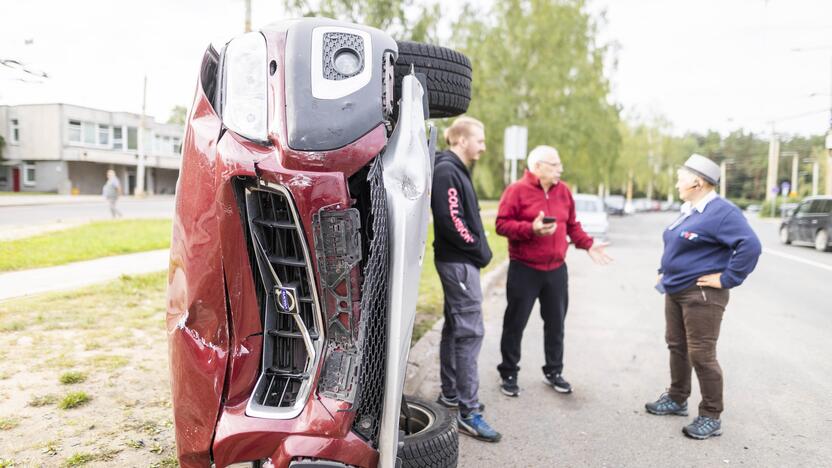 Vilniuje – girta moteris rėžėsi į šešis automobilius