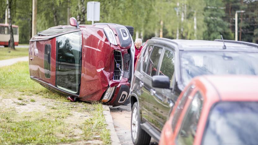 Vilniuje – girta moteris rėžėsi į šešis automobilius