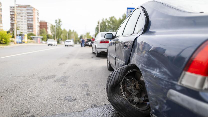 Vilniuje – girta moteris rėžėsi į šešis automobilius